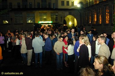 Salsa-Party von Tanzhaus Jena e.v. in Innenhof der Universitt (5.6.2004)